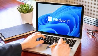 在 Apple MacBook 筆記本電腦上運行的 Microsoft Windows 11。