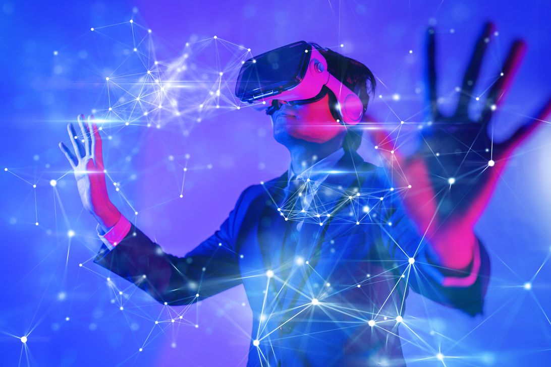 一個穿著西裝的男人戴著 VR 耳機(jī)。