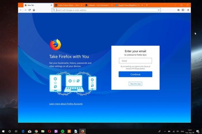 Mozilla今日面向所有支持的桌面平臺發(fā)布了Firefox 62正式版，雖然舊版本目前仍未開放升級通道，但心急的用戶可以前往服務(wù)器下載最新版本。新版Firefox強(qiáng)化了同步功能，允許用戶斷開服務(wù)移除收藏夾、訪問歷史、密碼、cookies和緩存等數(shù)據(jù)。   此外，在“漢堡”菜單中新增了追蹤保護(hù)的開關(guān)，在 開發(fā) 者工具中引入了三個面板的窗口查看器。對于普通用戶來說，最為重要的改進(jìn)是新標(biāo)簽的配置，自該版本開始新標(biāo)簽頁可以配置顯示熱門 網(wǎng)站 、高亮、Pocket數(shù)據(jù)，以及選擇多少行數(shù)據(jù)顯示等等。   新版本中最為實(shí)用的改進(jìn)是位于地址欄右側(cè)的“ Clear Site Data and Cookies”選項(xiàng)，能允許用戶為已經(jīng)加載的網(wǎng)站刪除數(shù)據(jù)。這意味著該頁面的數(shù)據(jù)能夠輕松刪除，而不需要清除整個瀏覽會話。